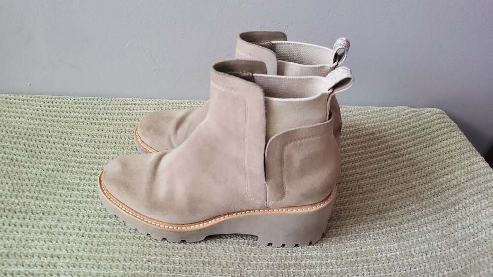 Cool-Girl Dolce Vita Huen Suede Platform Chelsea Boot - Picture 4 of 11